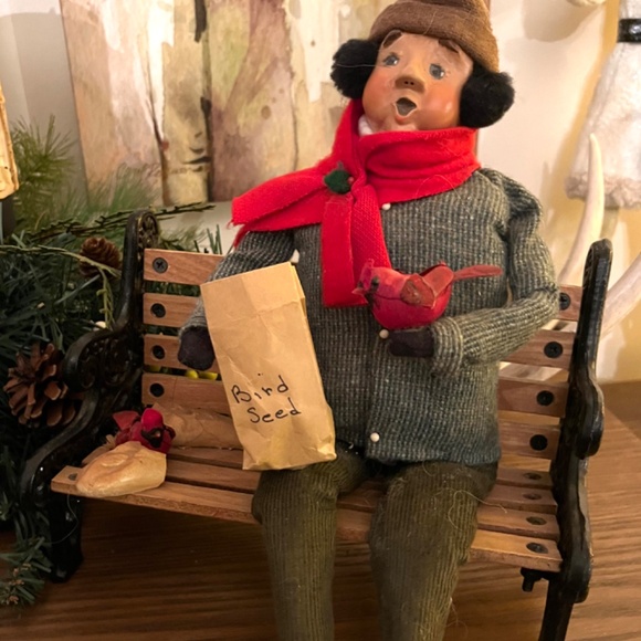 Byers Choice Cries of London Series Man on Bench Feeding the Birds - Picture 11 of 12